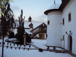 KotešováCastle Kaštieľ Kotešová的前面的地面上积雪的建筑