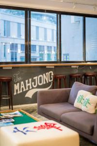 香港麻雀客栈的客厅配有沙发和桌子