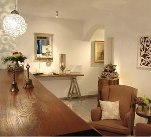 特希尔加尔尼兰德豪斯乌图姆酒店的客厅配有桌子和椅子