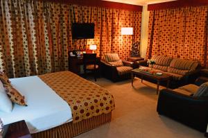 安曼拉尔萨酒店的酒店客房设有床和客厅。