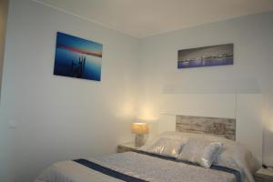 卡尼索Ventur Flat的卧室配有一张床,墙上挂有两张照片