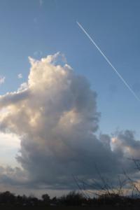CákVadszőlő Vendégház的蓝色天空中形成一片大云层