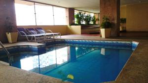 里约热内卢莱布隆海洋酒店公寓的酒店客房的大型游泳池配有椅子