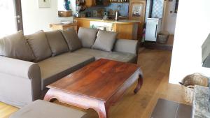 RothenthurnSeehaus Weiss的带沙发和咖啡桌的客厅