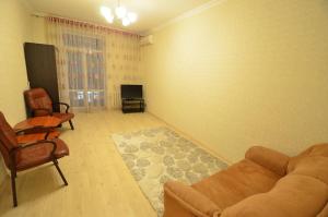 尼古拉耶夫Lux Apartment Sobornaya的客厅配有沙发、椅子和电视
