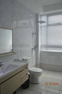 诗巫居临酒店的浴室配有卫生间、盥洗盆和淋浴。