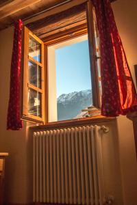 费内斯特雷莱Le Petit Fenestrelle的窗户,带散热器和雪覆盖的山