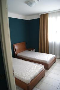 卡萨诺韦马尔彭萨莱西登斯公寓式酒店的一间卧室设有两张床和窗户。