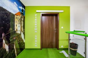 ŻarkiPrzystań Leśniów的绿色的房间,墙上有门和标志