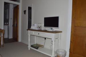 卡迪根Troedyrhiw Bed & Breakfast的房间里的书桌上的电脑显示器
