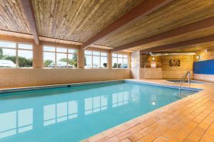 纳奈莫纳奈莫戴斯酒店的游泳池位于酒店带天花板的客房