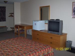 克兰布鲁克模型A酒店的酒店客房,配有床铺和梳妆台上的电视