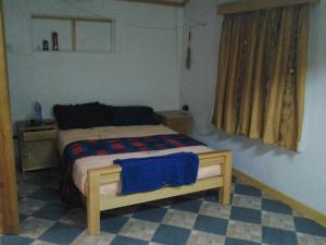 LokichokioProland Inn的一间卧室配有一张带蓝色毯子的床