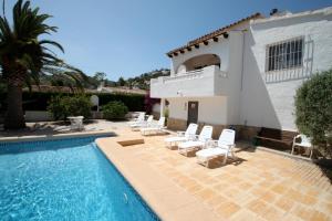 Yojo - holiday home with private swimming pool in Moraira内部或周边的泳池