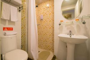 太原如家快捷酒店太原柳巷步行街店的一间带卫生间、水槽和镜子的浴室