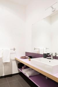 都灵托里诺住宿公寓的一间带水槽和镜子的浴室