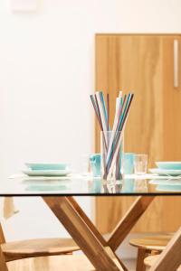 都灵托里诺住宿公寓的花瓶上带筷子的玻璃桌