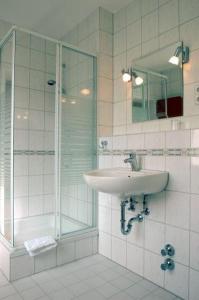 赖讷莱茵河-奥特斯塔德特德酒店的一间带水槽和淋浴的浴室