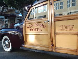 旧金山圣雷莫酒店的一辆旧木车停在街上