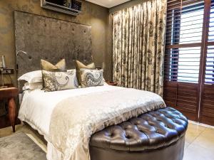 金伯利金伯利安妮酒店的一间卧室配有一张带皮革座椅的大床