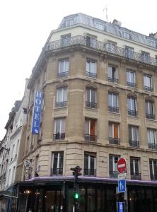 巴黎巴黎巴士底圣安东尼酒店的一座大建筑的侧面有标志