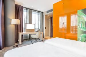 华沙声音花园机场酒店的酒店客房配有两张床和一张书桌