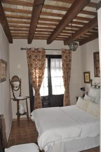 贝赫尔-德拉弗龙特拉Casa Andrea的卧室配有白色的床和窗户。