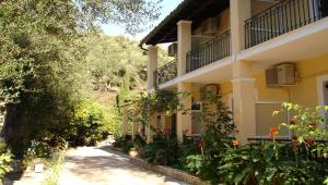 里亚帕德斯Villa Katerina Apartments的享有植物和树木建筑的侧面景色