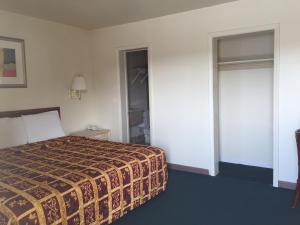 杰克逊维尔海岸汽车旅馆的酒店客房设有一张床和一个衣柜。