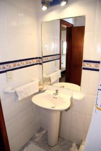 通苏帕芭叶塔港酒店的一间带水槽和镜子的浴室