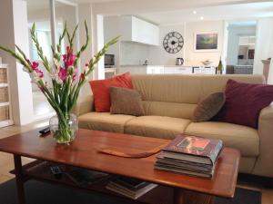Bilgola阿瓦隆半岛公寓的带沙发和咖啡桌的客厅