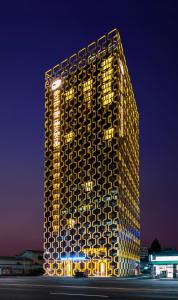 首尔东大门设计师酒店的一座晚上有灯的建筑