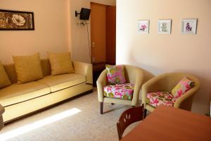 StavrosAsterida Villas的客厅配有沙发和两把椅子