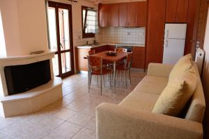 StavrosAsterida Villas的带沙发和桌子的客厅以及厨房。