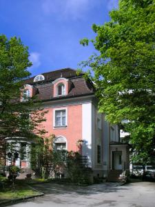 慕尼黑格瑞利酒店的红色和白色的大房子
