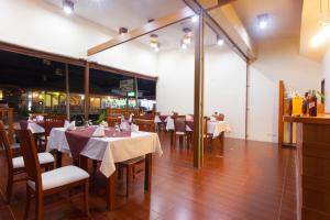 查龙Chalong Princess Pool Villa Resort SHA EXTRA PLUS的一间设有白色桌椅的用餐室