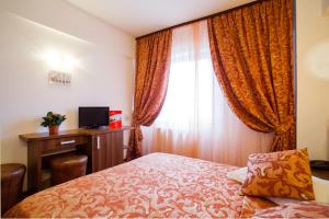博托沙尼博托沙尼尊贵酒店的酒店客房设有床和窗户。