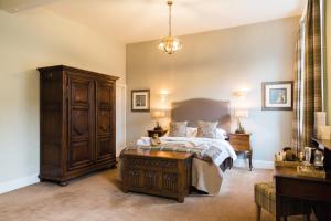 塞特尔塞特尔金狮l旅馆的一间卧室配有一张床和一个木制橱柜