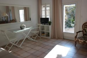 阿尔勒阿尔勒阿利斯康公寓的客厅配有白色桌子和窗户