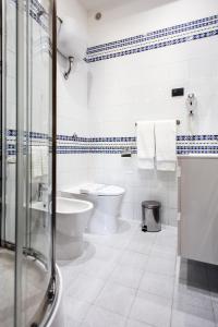 莫斯村莫塞大酒店的白色的浴室设有卫生间和水槽。