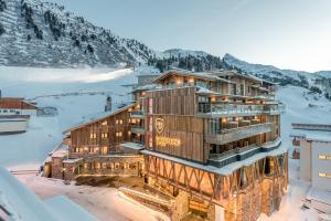 奥伯古格尔Hotel Gurglhof Superior的一座山地雪地建筑