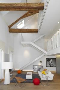 安锡Le Loft d'Annecy - Vision Luxe的客厅配有白色沙发和楼梯。