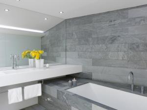 安锡Le Loft d'Annecy - Vision Luxe的浴室设有2个水槽和2面镜子
