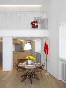 安锡Le Loft d'Annecy - Vision Luxe的一间带桌椅的用餐室