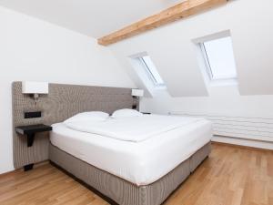 苏黎世Swiss Star Longstreet - Self Check-In的卧室设有白色大床和窗户。