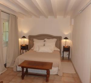 阿尔勒阿尔勒阿利斯康公寓的卧室配有带白色枕头和桌子的床