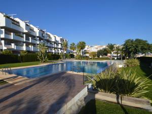 洛斯杜尔斯Lovely Apartment in Valencia near Sea的公寓大楼前的游泳池
