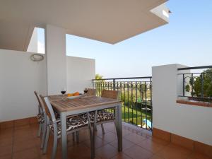 洛斯杜尔斯Lovely Apartment in Valencia near Sea的一间带桌椅的用餐室和一个阳台