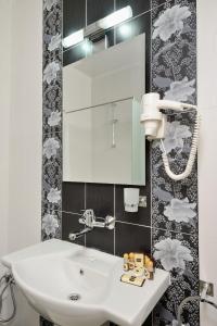 希萨里亚Villa Paris的浴室设有白色水槽和镜子