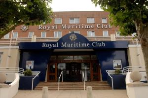 朴次茅斯Royal Maritime Hotel的一座有标志的建筑,上面有皇家母语俱乐部的标志